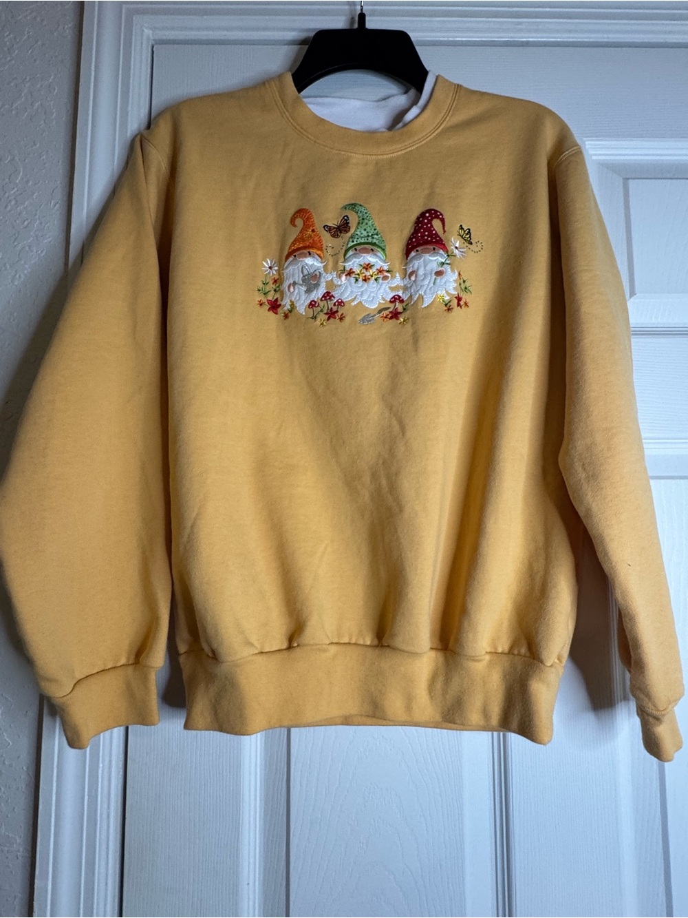 Cracker Barrel Yellow Gnome Embroidered Crewneck Sweatshirt